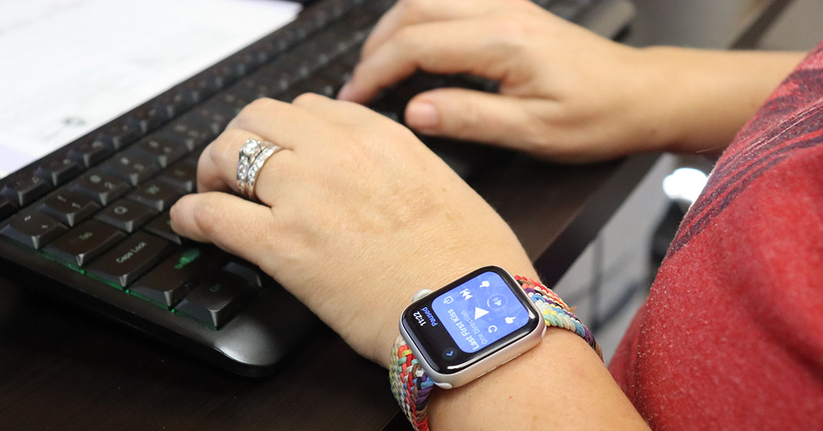 Women working while using her Apple Watch.