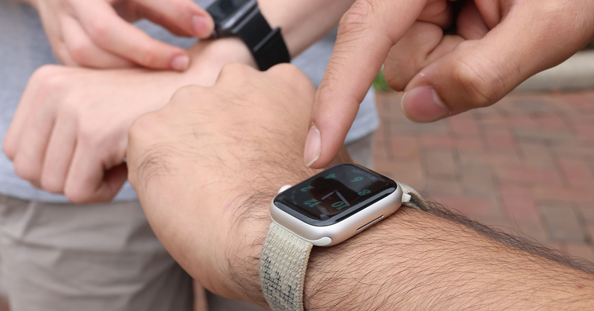 Never be late with the convenience of a clock display that appears from the “Wake on Wrist Raise” feature on the Apple Watch. 