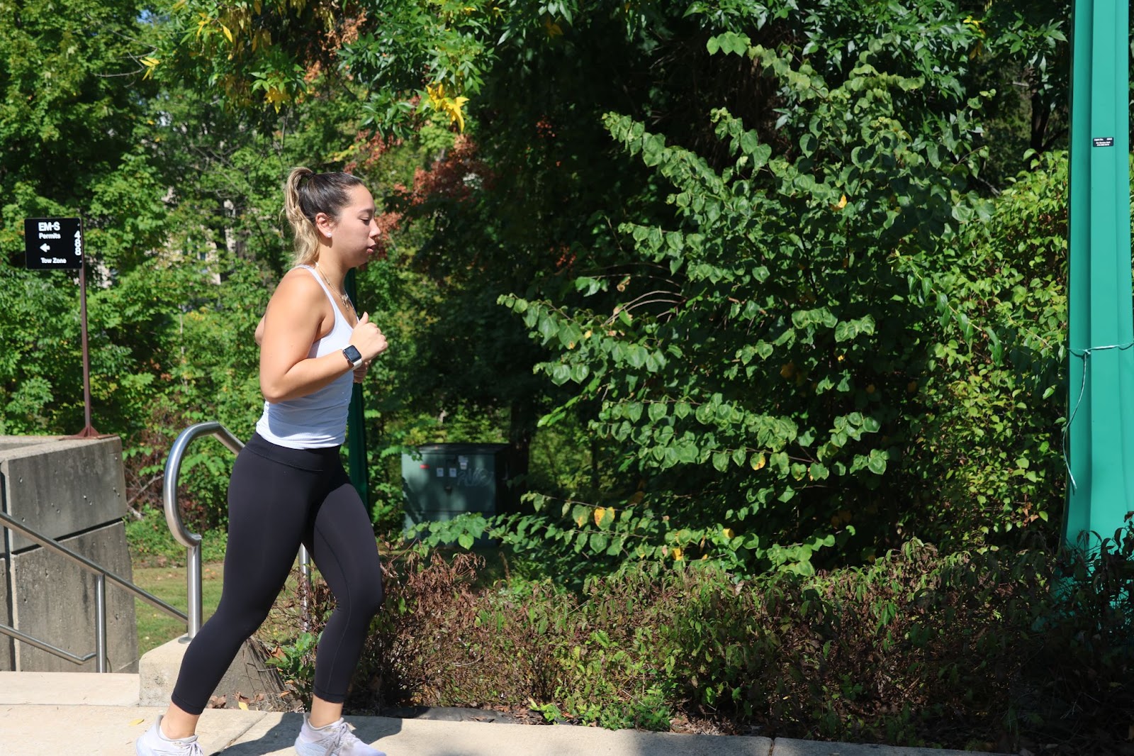 Woman tracking her run on Apple Watch 